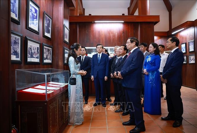 Thủ tướng Phạm Minh Chính và các đại biểu tham quan trưng bày hình ảnh và hiện vật về Thủ tướng Phạm Văn Đồng ở xã Mộ Đức, tỉnh Quảng Ngãi.