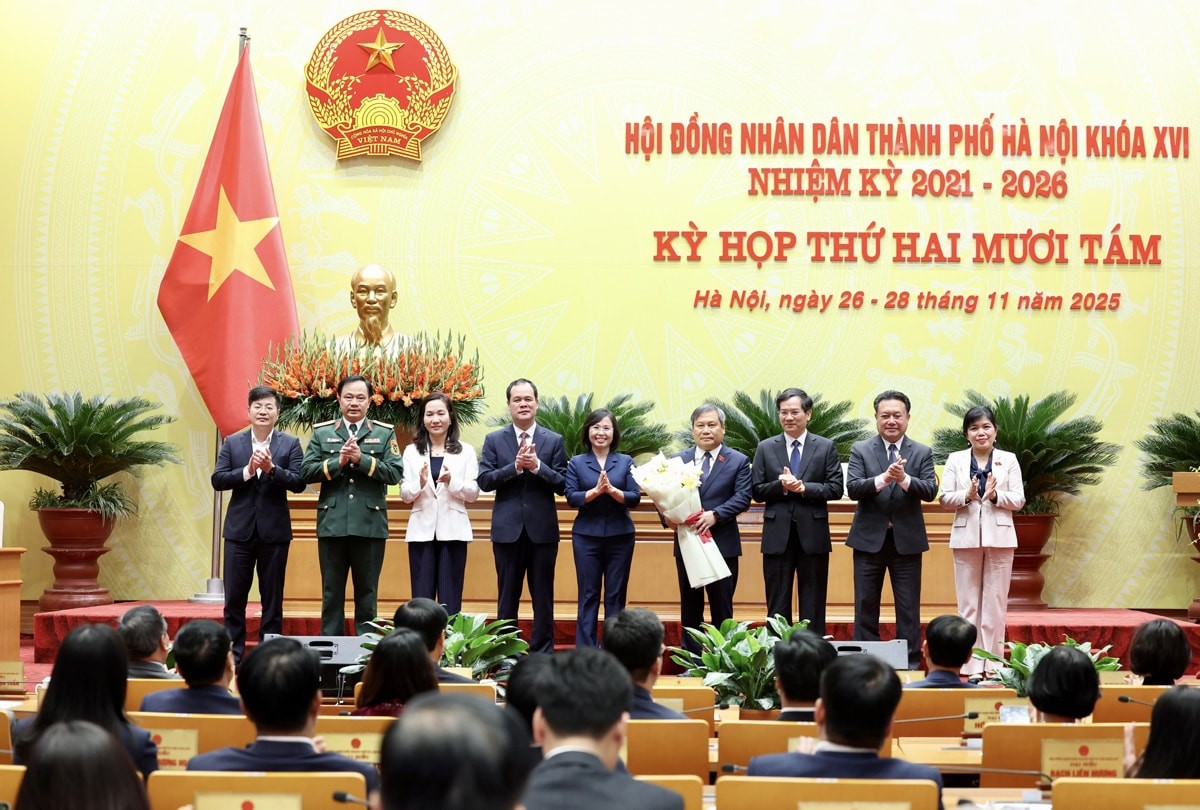 Lãnh đạo tỉnh Quảng Ninh tặng hoa chúc mừng đồng chí Vũ Đại Thắng.