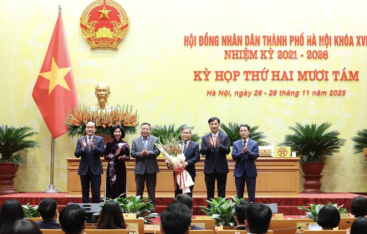 Lãnh đạo thành phố Hà Nội tặng hoa chúc mừng tân Chủ tịch UBND thành phố Vũ Đại Thắng.