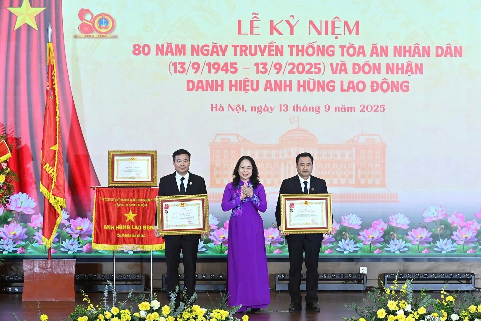 Phó Chủ tịch nước Võ Thị Ánh Xuân đã trao Huân chương Lao động hạng Nhất cho Tòa án nhân dân thành phố Hà Nội và Tòa án nhân dân thành phố Hồ Chí Minh. Phó Chủ tịch nước Võ Thị Ánh Xuân đã trao Huân chương Lao động hạng Nhất cho Tòa án nhân dân thành phố Hà Nội và Tòa án nhân dân thành phố Hồ Chí Minh.