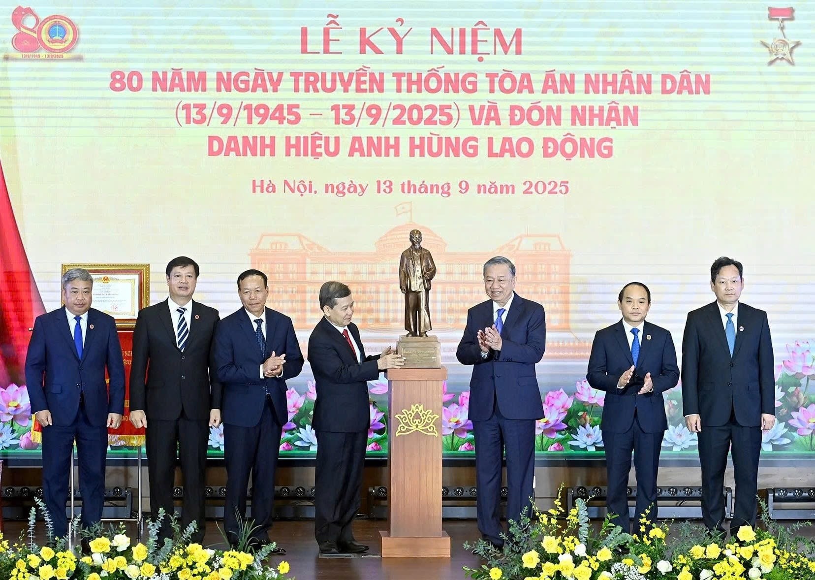 Tổng Bí thư Tô Lâm tặng ngành Tòa án nhân dân bức tượng Bác Hồ với lời dạy của Người đối với cán bộ ngành Tòa án: “Phụng công, thủ pháp, chí công, vô tư”. Tổng Bí thư Tô Lâm tặng ngành Tòa án nhân dân bức tượng Bác Hồ với lời dạy của Người đối với cán bộ ngành Tòa án: “Phụng công, thủ pháp, chí công, vô tư”.
