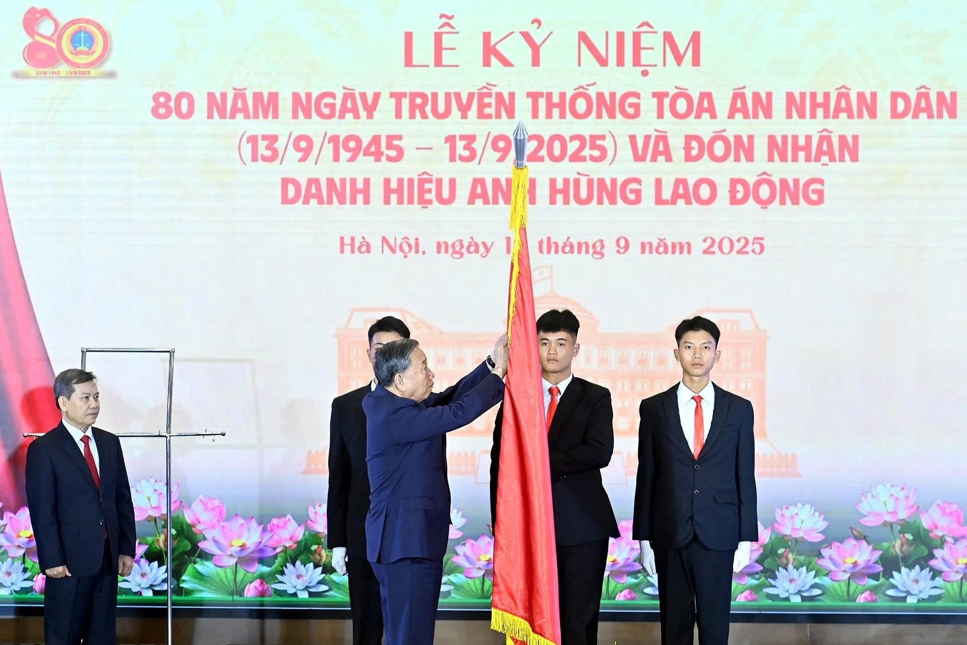 Tổng Bí thư Tô Lâm gắn danh hiệu Anh hùng Lao động lên lá cờ truyền thống của ngành Tòa án nhân dân. Tổng Bí thư Tô Lâm gắn danh hiệu Anh hùng Lao động lên lá cờ truyền thống của ngành Tòa án nhân dân.