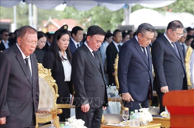 Thường trực Ban Bí thư Trần Cẩm Tú cùng Đoàn đại biểu cấp cao Đảng Cộng sản Việt Nam dành một phút tưởng niệm đồng chí Xaysomphone Phomvihane, Ủy viên Bộ Chính trị, Chủ tịch Quốc hội Lào. Ảnh: Phương Hoa/TTXVN