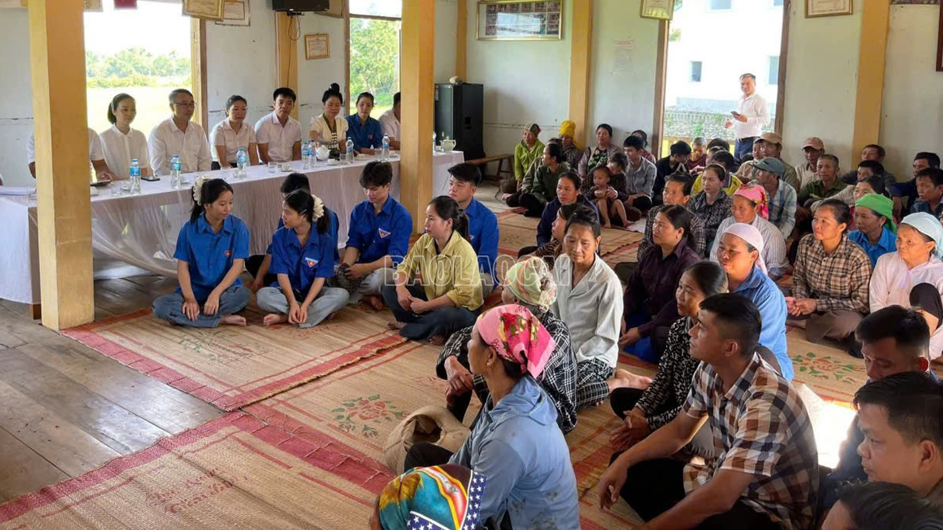 Nhân dân tổ dân phố Xa tham gia họp bàn xây dựng nông thôn mới. baolaocai-c_27-10-totu-quan2.jpg