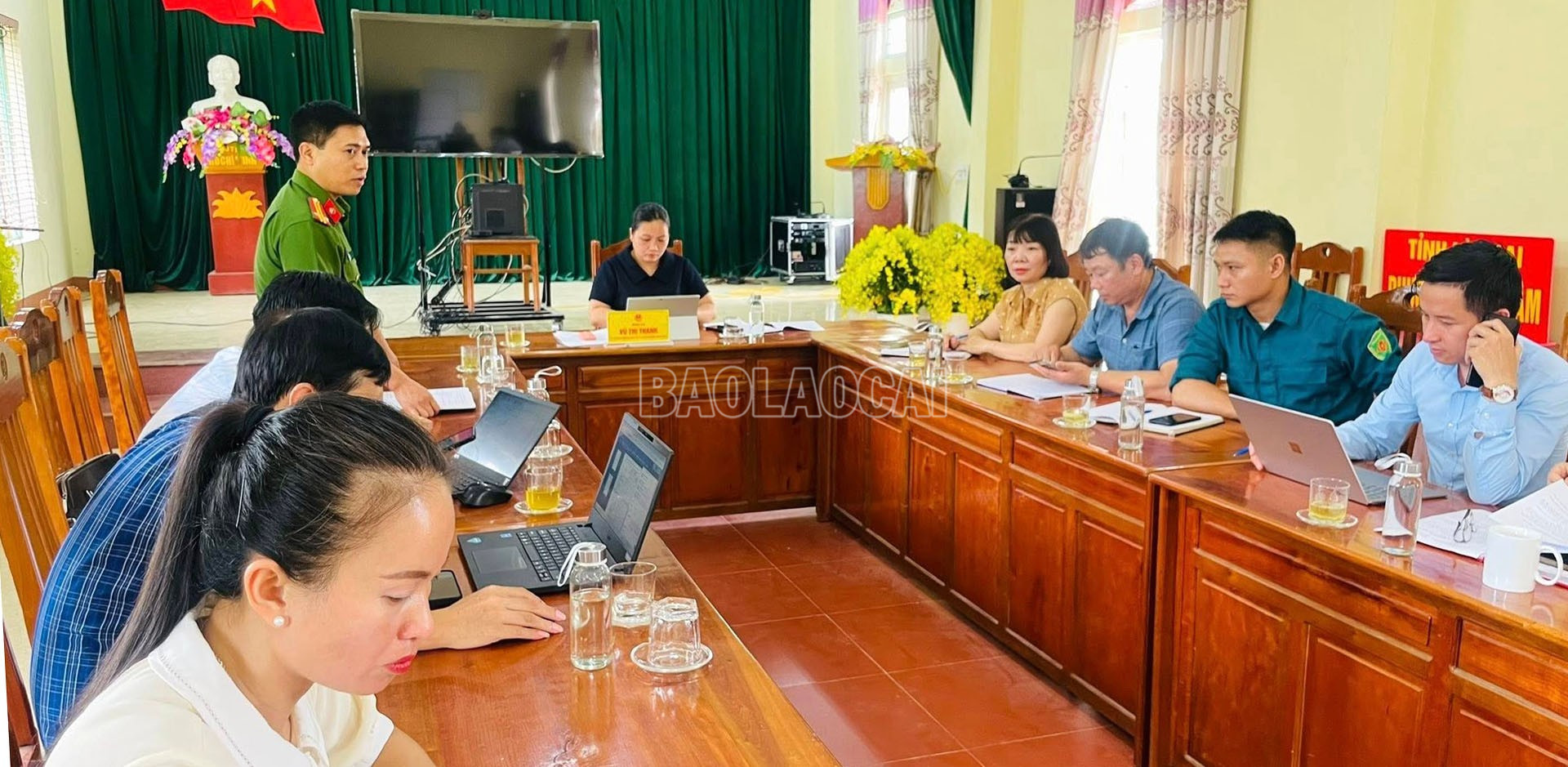 Đảng ủy, Ủy ban MTTQ phường tổ chức họp định kỳ với các TTQ, THG để nắm bắt thông tin từng khu dân cư và lắng nghe tâm tư, nguyện vọng của người dân. baolaocai-c_27-10-totu-quan7.jpg