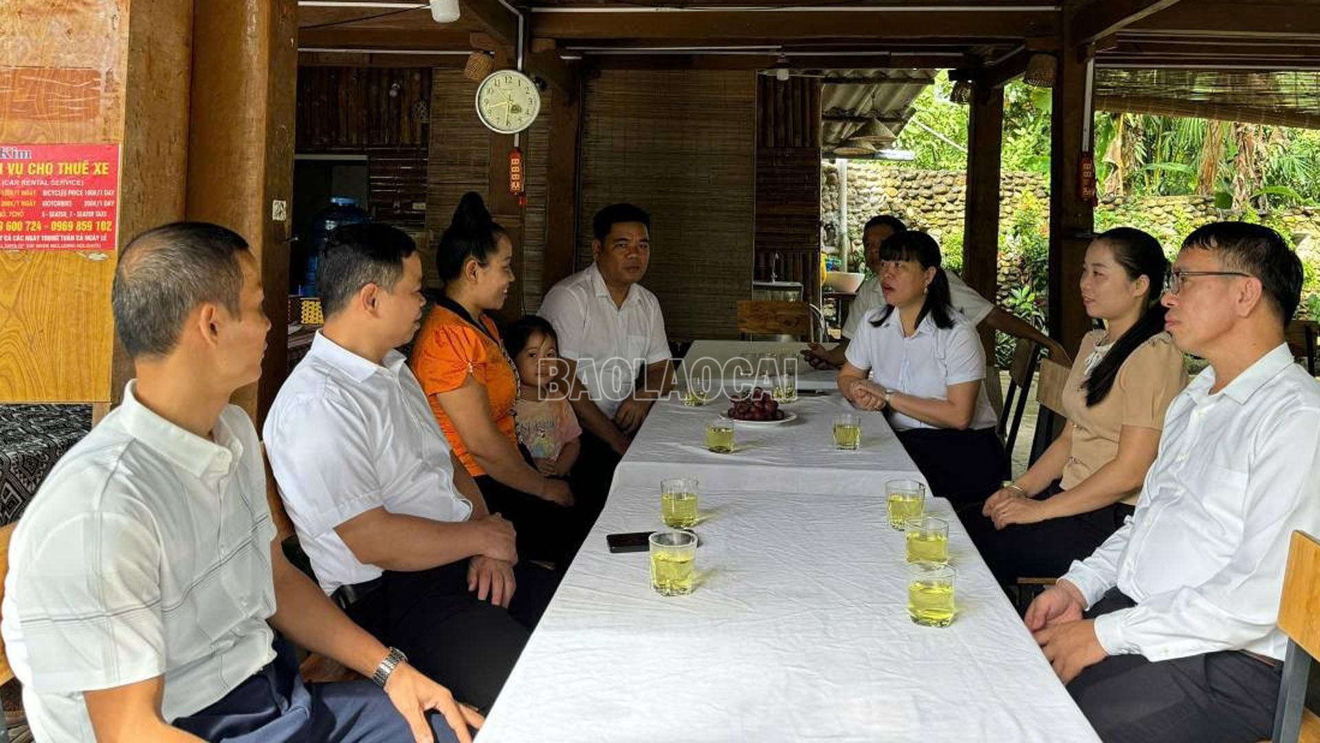 Đoàn công tác của Đảng ủy - HĐND phường Trung Tâm tới khảo sát và thăm một số mô hình kinh tế giỏi về du lịch cộng đồng tại tổ dân phố Sà Rèn. baolaocai-c_27-10-totu-quan1.jpg