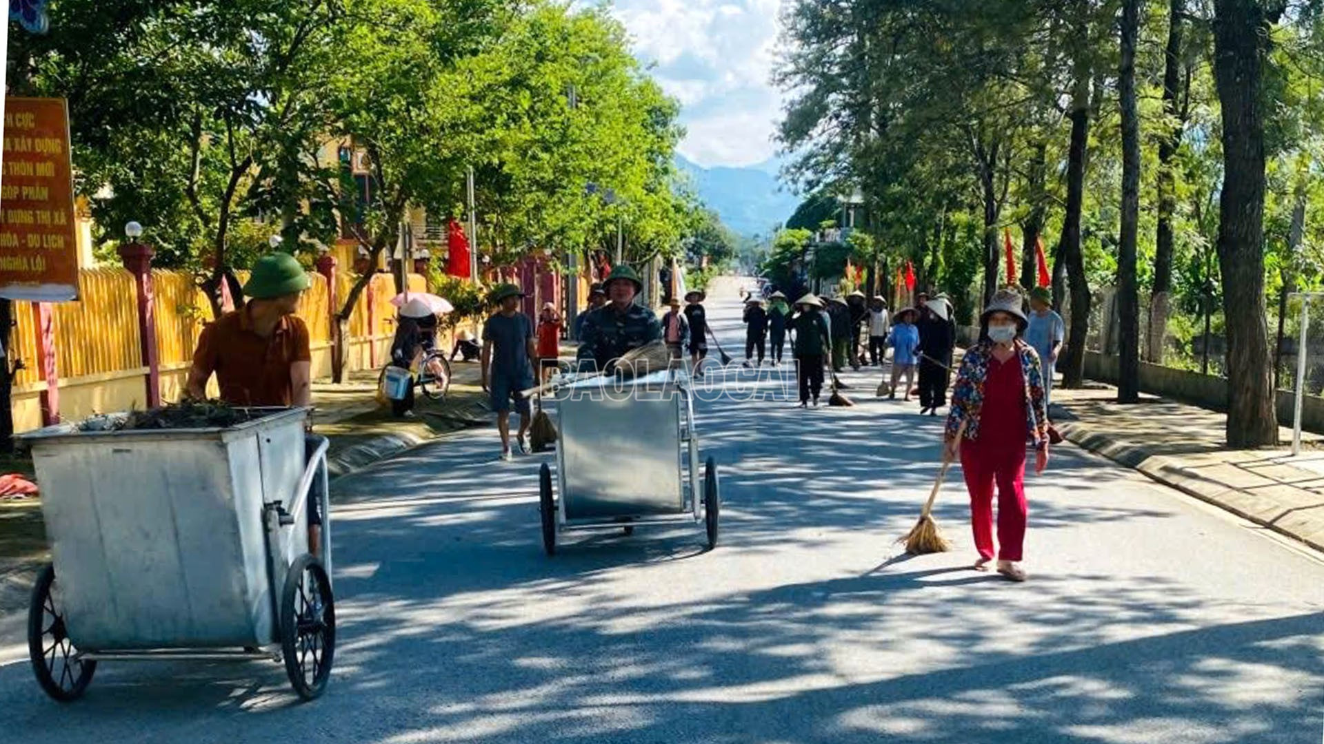 Vào mỗi buổi sáng, các thành viên TTQ cùng người dân dọn dẹp vệ sinh trên các tuyến đường tại địa phương. baolaocai-c_27-10-totu-quan3.jpg