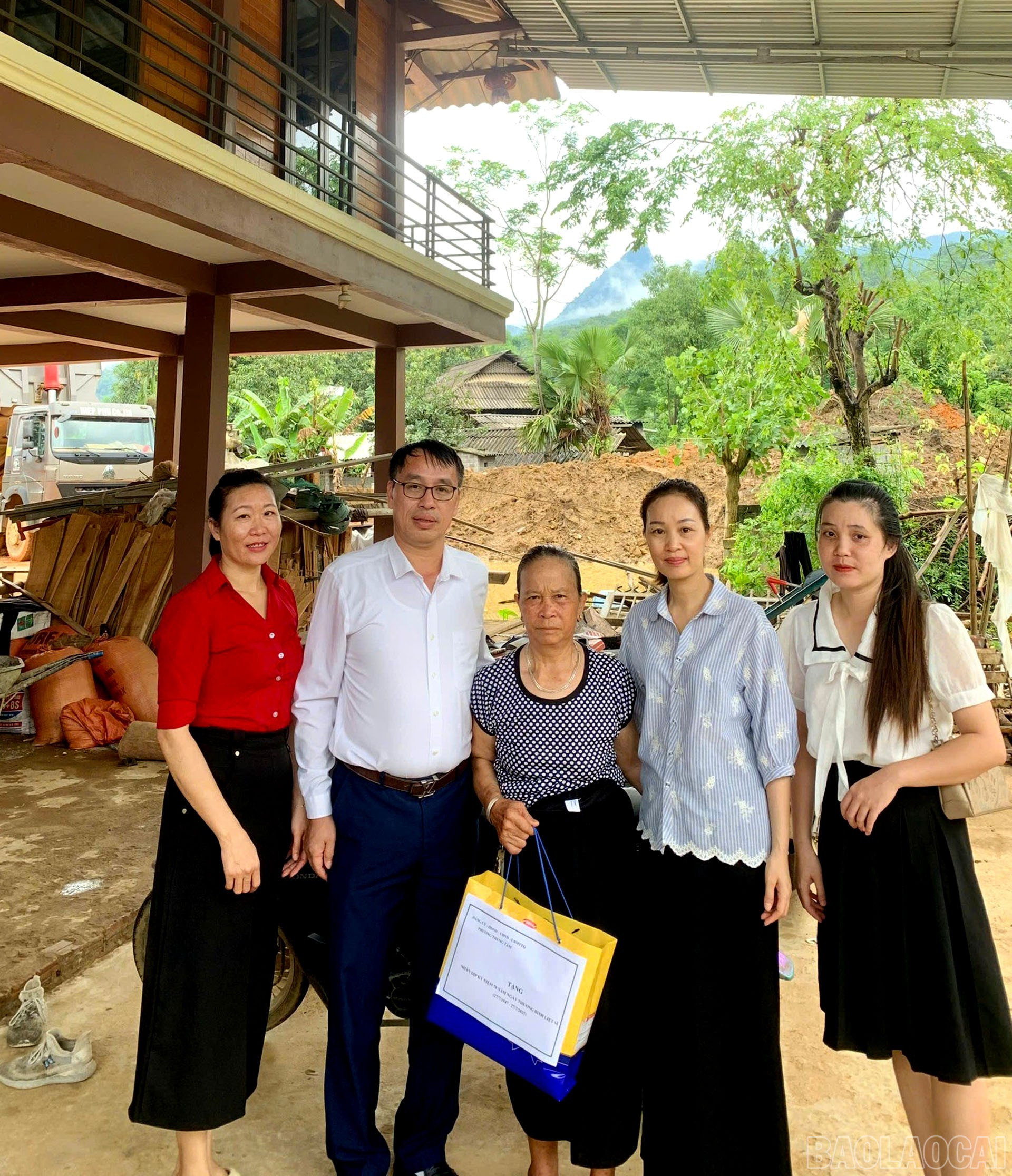 Ủy ban MTTQ và các đoàn thể tổ chức thăm hỏi các gia đình bị ảnh hưởng bởi thiên tai. baolaocai-br_27-10-totu-quan9.jpg