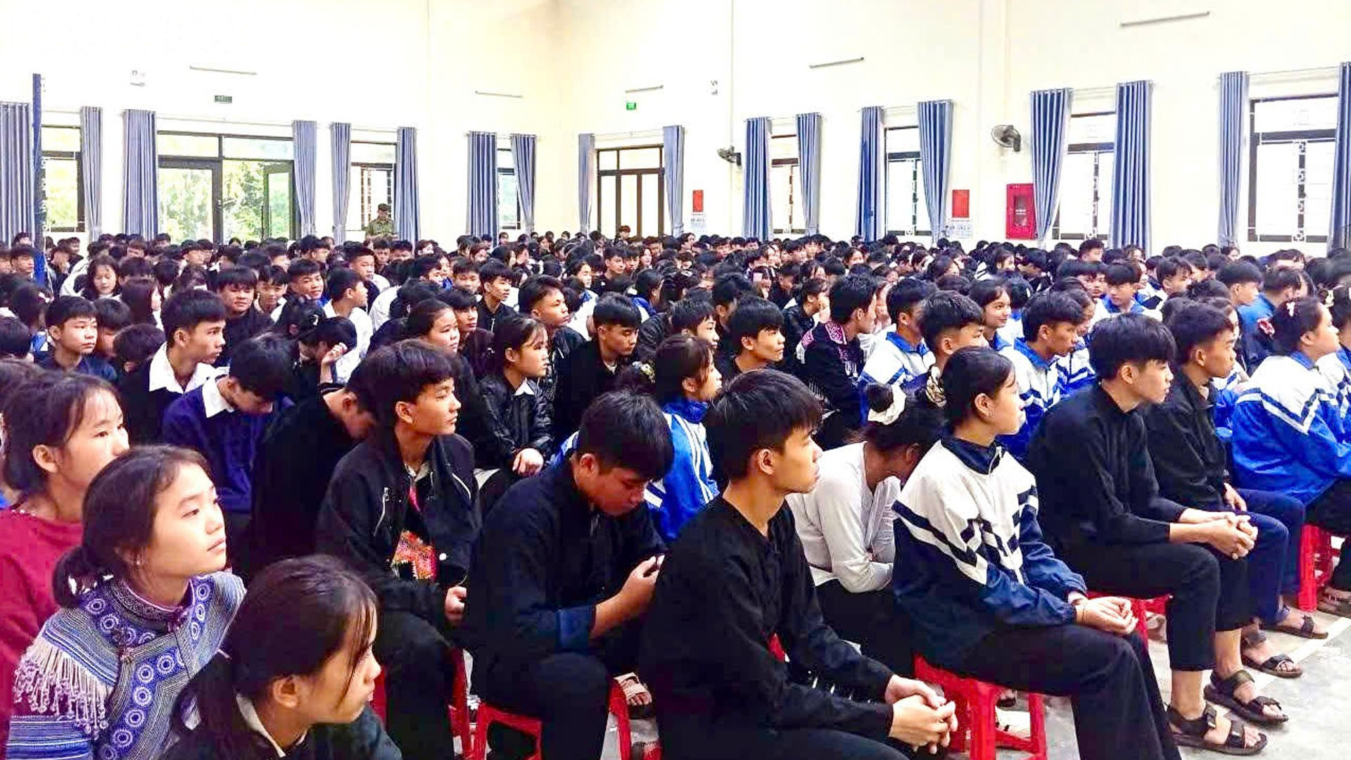 Học sinh chú ý lắng nghe và tham gia giao lưu, đặt câu hỏi, chia sẻ tình huống thực tế. baolaocai-tl_27-10-quang-canh2.jpg