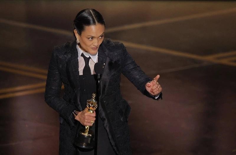 Arkapaw bước lên sân khấu nhận tượng vàng. Ảnh: Reuters