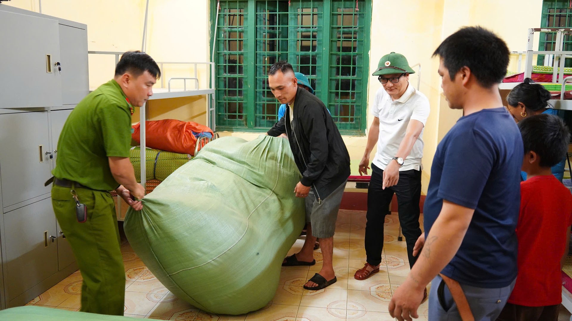 Các lực lượng tham gia sắp xếp chỗ nghỉ cho người 10 hộ gia đình thôn Chúng Chải B sơ tán phòng tránh hoàn lưu Bão số 3 (Wipha) tại Trường Tiểu học Sả Hồ. 222.jpg