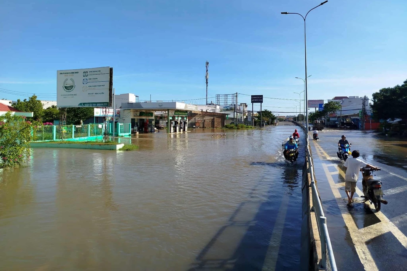 Một đoạn quốc lộ 1A qua phường Hàm Thắng còn bị ngập.