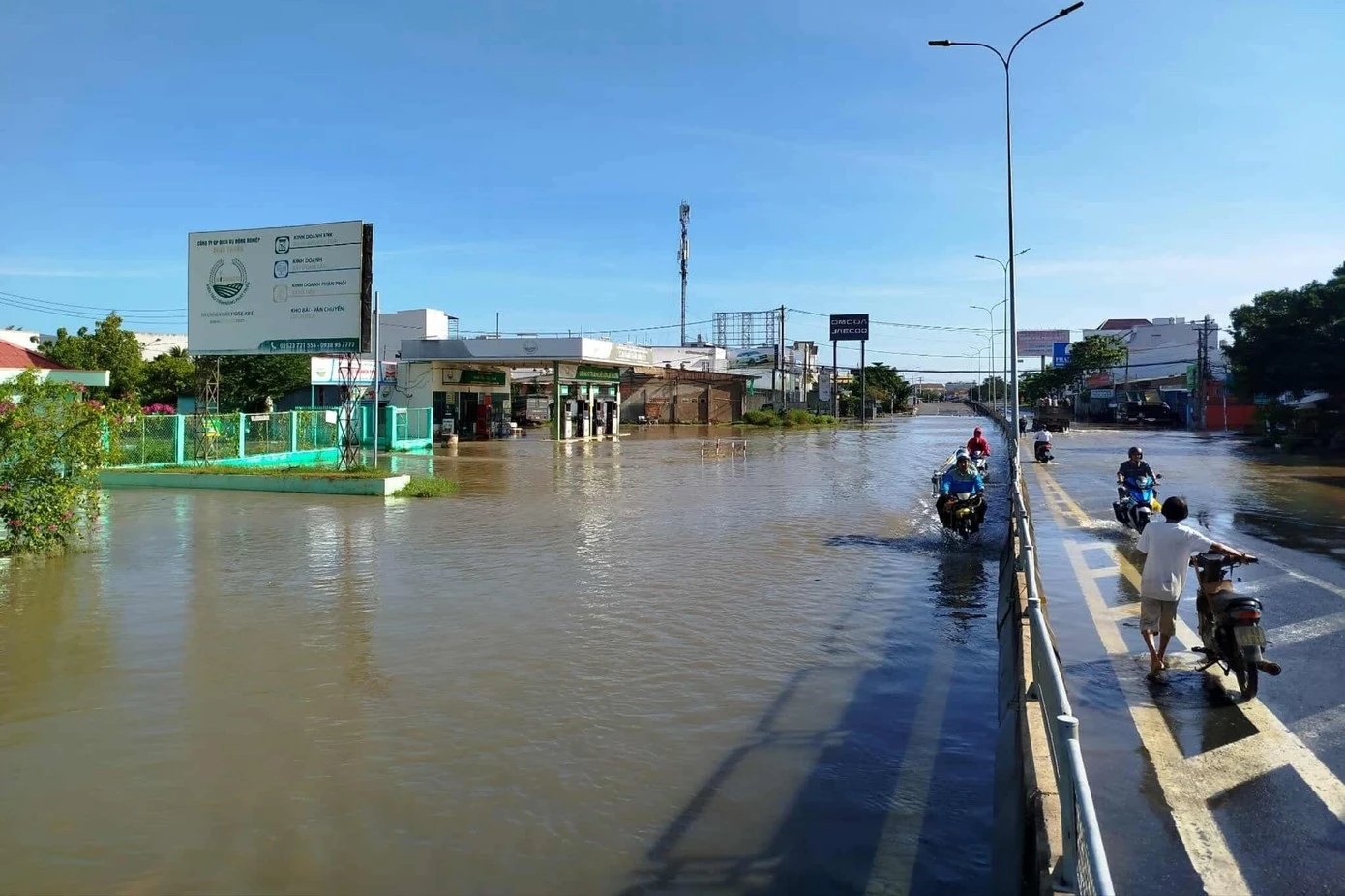 Một đoạn quốc lộ 1A qua phường Hàm Thắng còn bị ngập.