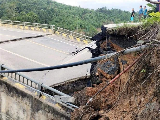 Mố cầu Tát Luông (Tuyên Quang) bị sụt lún khoảng 2m so với ban đầu.