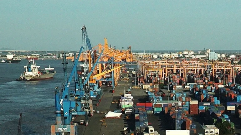 Ảnh minh họa: Bốc xếp hàng hóa tại cảng Đình Vũ, thành phố Hải Phòng. (Ảnh: Đức Anh)