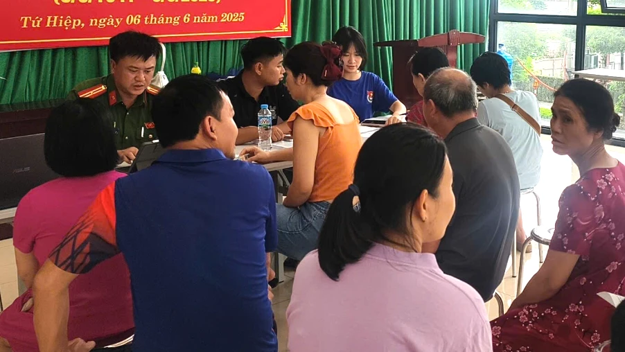 Người dân tại tổ 5, phường Yên Sở, thành phố Hà Nội nhận quà Quốc khánh.