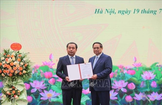 Thủ tướng Phạm Minh Chính trao Quyết định bổ nhiệm Quyền Bộ trưởng Bộ Nông nghiệp và Môi trường cho đồng chí Trần Đức Thắng. Thủ tướng Phạm Minh Chính trao Quyết định bổ nhiệm Quyền Bộ trưởng Bộ Nông nghiệp và Môi trường cho đồng chí Trần Đức Thắng.