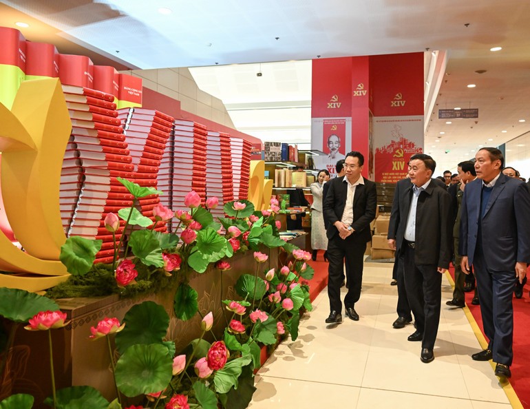 Thường trực Ban Bí thư Trần Cẩm Tú, Trưởng Tiểu ban Tổ chức phục vụ Đại hội kiểm tra sơ duyệt công tác tổ chức Đại hội XIV của Đảng.