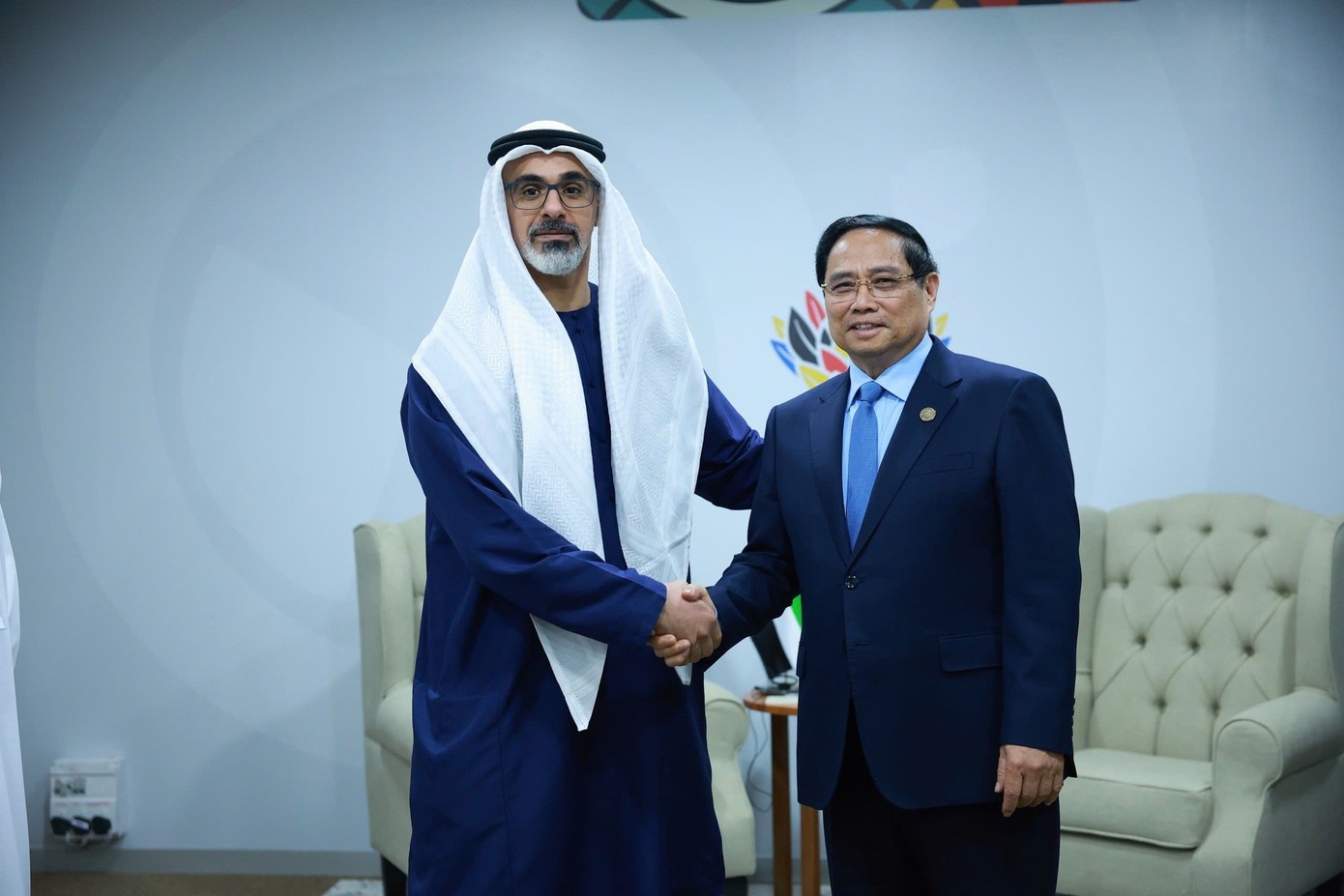 Thủ tướng Phạm Minh Chính gặp Hoàng thái tử Abu Dhabi.