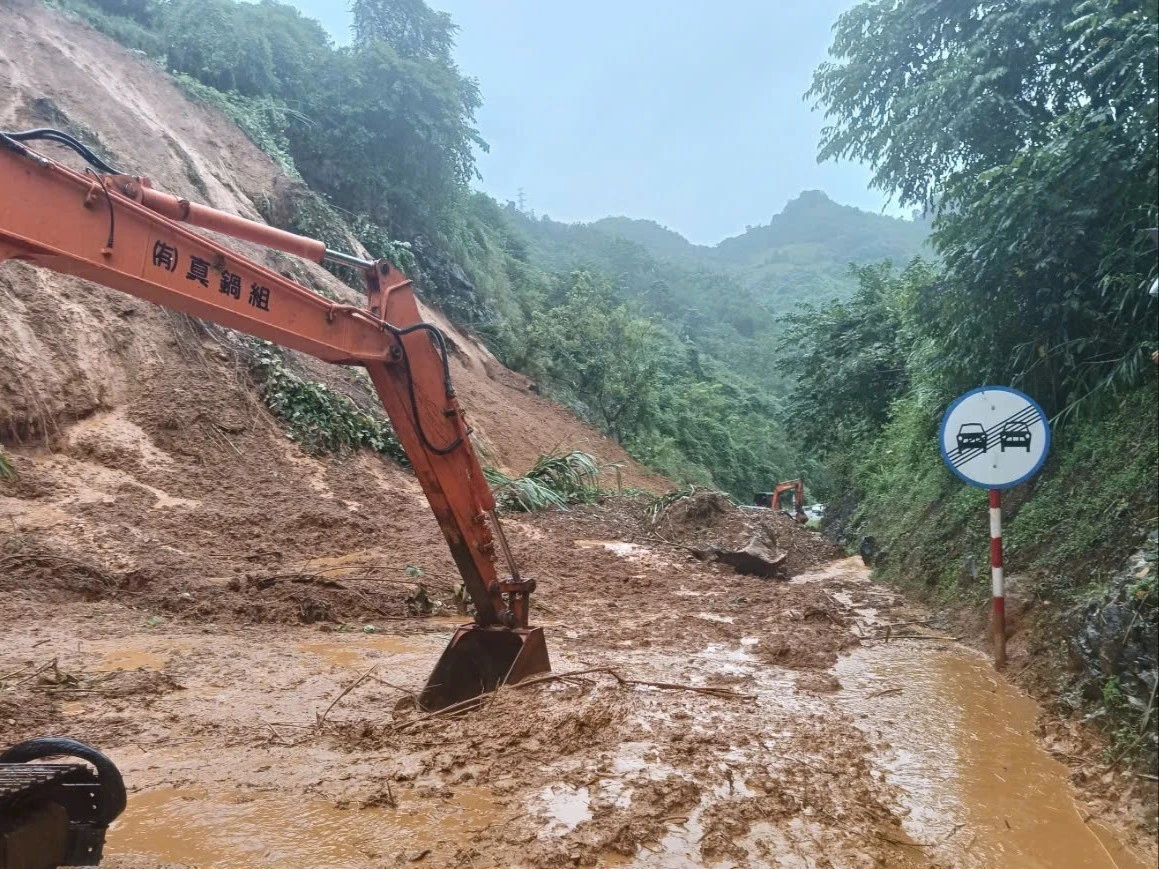 Km120+700 trên QL3 qua địa bàn tỉnh Thái Nguyên tạm thời phải đóng do bùn đất tiếp tục tràn ra mặt đường.