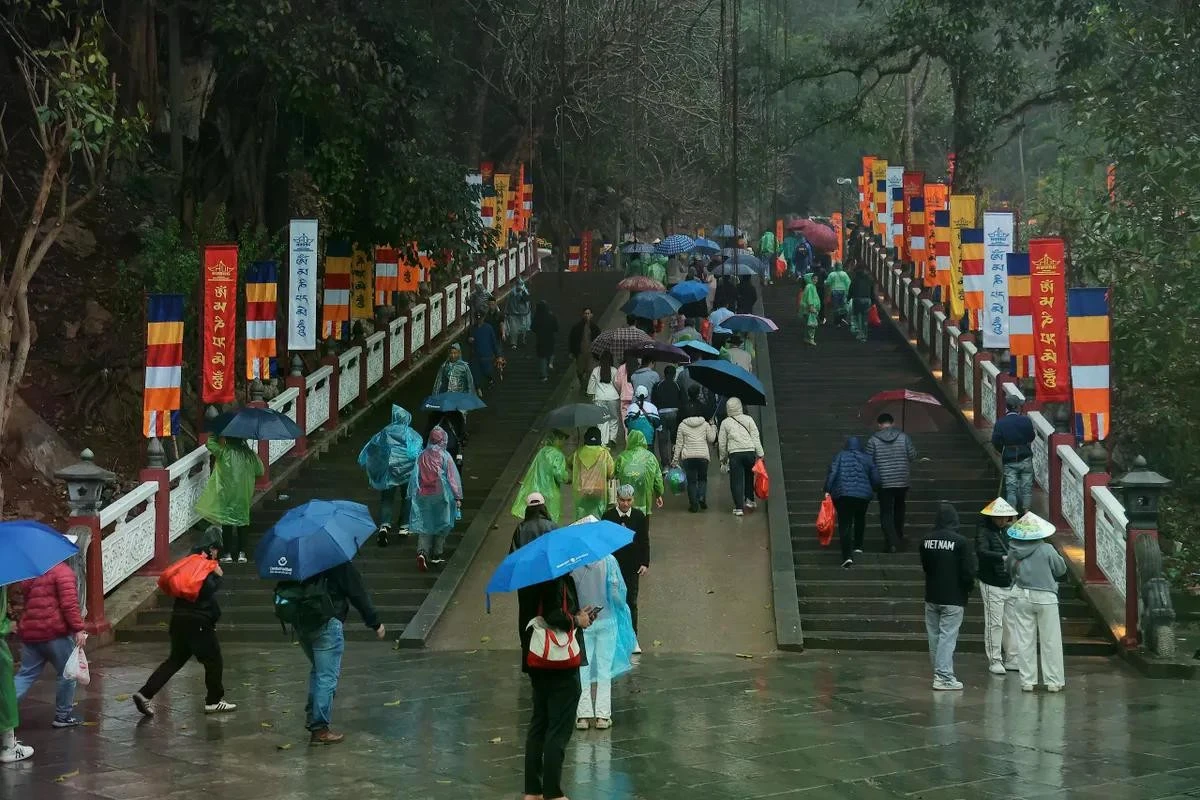 Mặc dù trời mưa, có những lúc mưa dày hạt nhưng lượng khách đổ về dự khai hội vẫn rất đông.