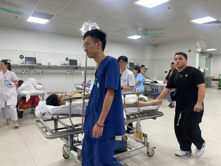 Sáng 22/2, nhiều ca cấp cứu được chuyển tuyến từ bệnh viện tuyến dưới lên.