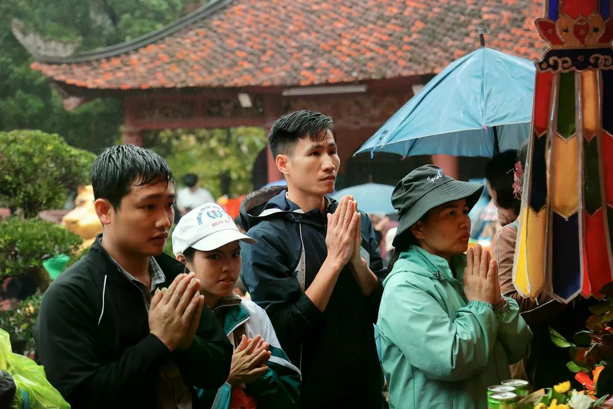 Du khách, người dân sắp lễ tại Thiên Trù.