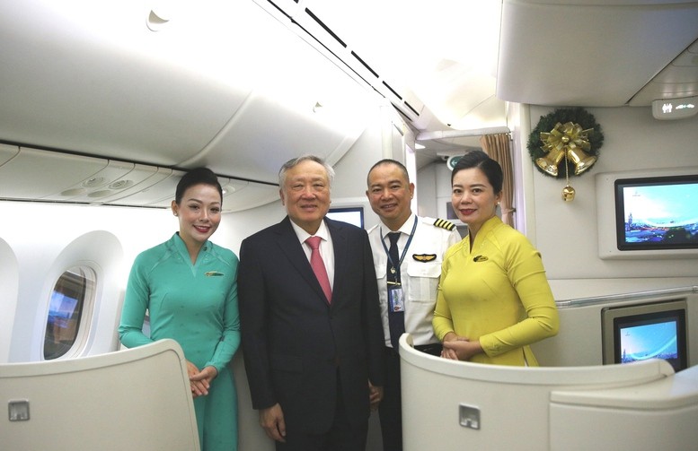 Phó Thủ tướng Thường trực Chính phủ Nguyễn Hòa Bình cùng kíp phục vụ chuyến bay đầu tiên đến sân bay Quốc tế Long Thành.