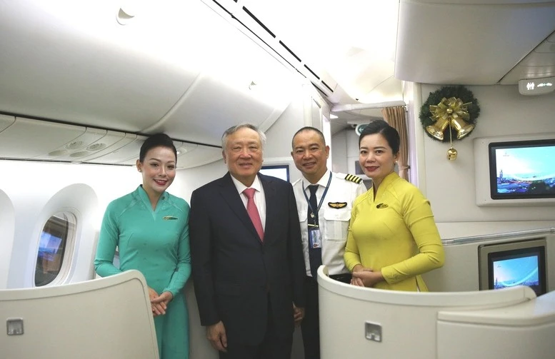 Phó Thủ tướng Thường trực Chính phủ Nguyễn Hòa Bình cùng kíp phục vụ chuyến bay đầu tiên đến sân bay Quốc tế Long Thành.