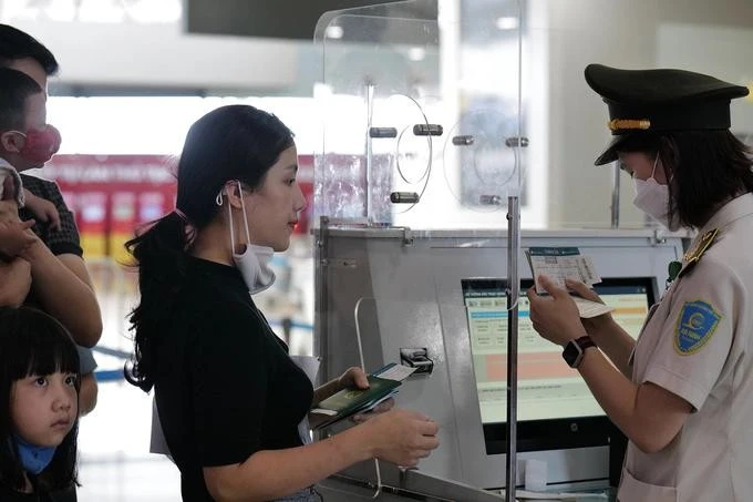 Hành khách làm thủ tục tại sân bay Nội Bài, tháng 6/2022.