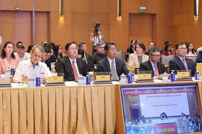 Các đại biểu tham dự lễ công bố.