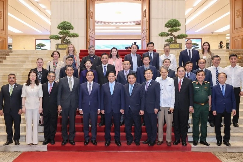 Thủ tướng chụp ảnh lưu niệm cùng các đại biểu.