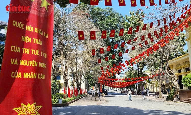 Khuôn viên Đại học Kinh tế Quốc dân Hà Nội rực rỡ cờ hoa, pano tuyên truyền về ngày bầu cử 15/3.