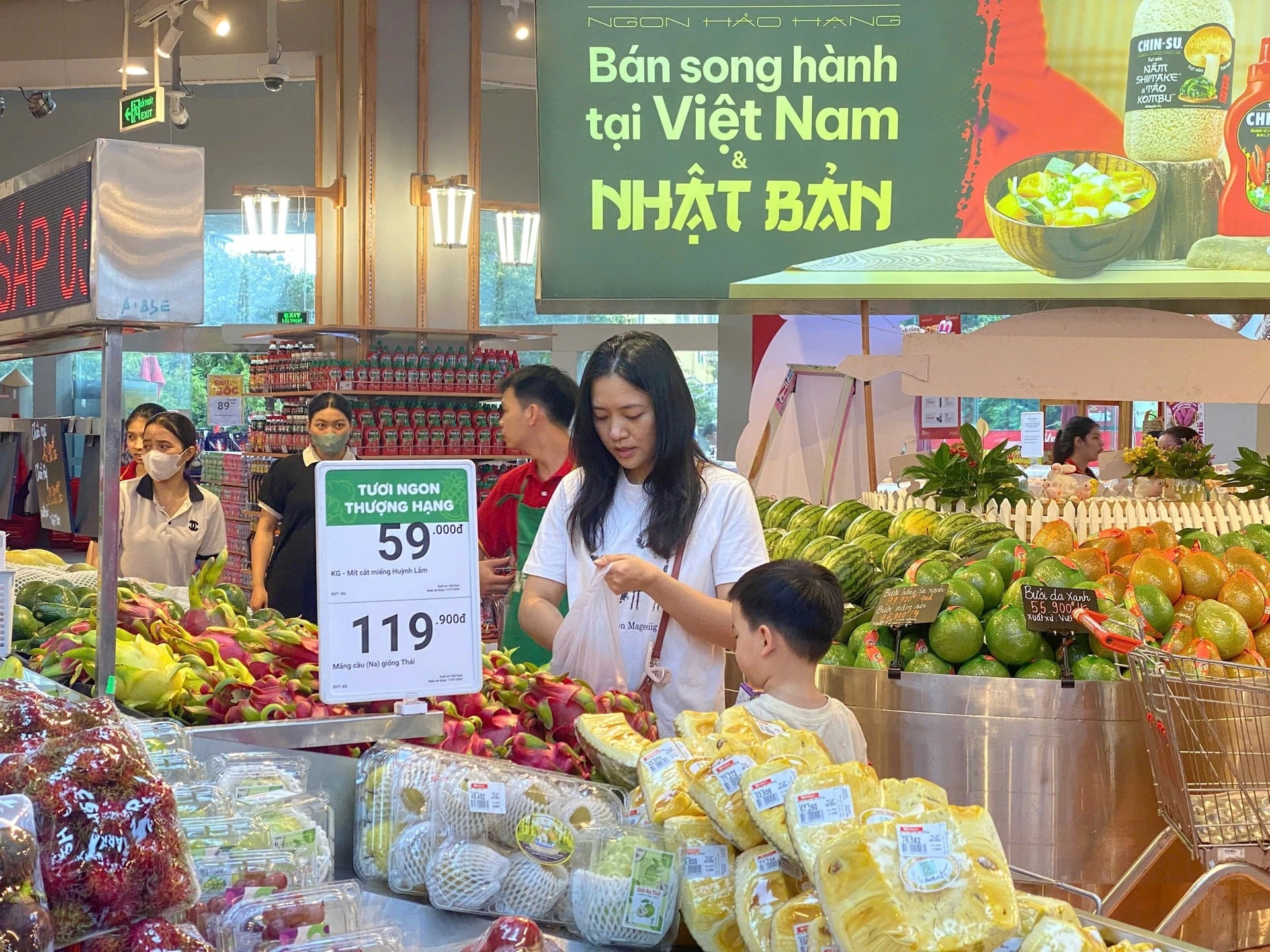 Người dân mua hàng tại siêu thị WinMart Cầu Giấy.