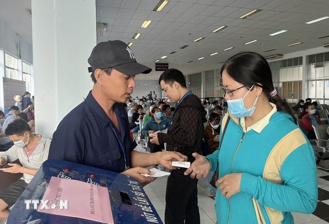 Hành khách lấy số thứ tự mua vé tàu Tết tại ga Sài Gòn.