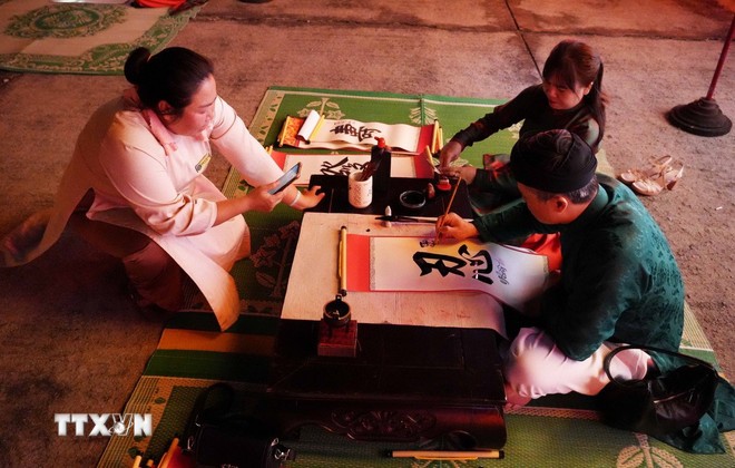 Hoạt động trình diễn thư pháp tặng chữ tại Chương trình “Tết Hoàng cung” ở Đại Nội Huế.