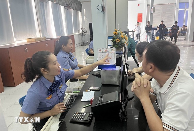 Hành khách mua vé tàu Tết tại quầy bán vé ga Sài Gòn.