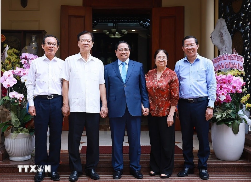 Thủ tướng Phạm Minh Chính thăm, chúc Tết gia đình nguyên Thủ tướng Chính phủ Nguyễn Tấn Dũng.