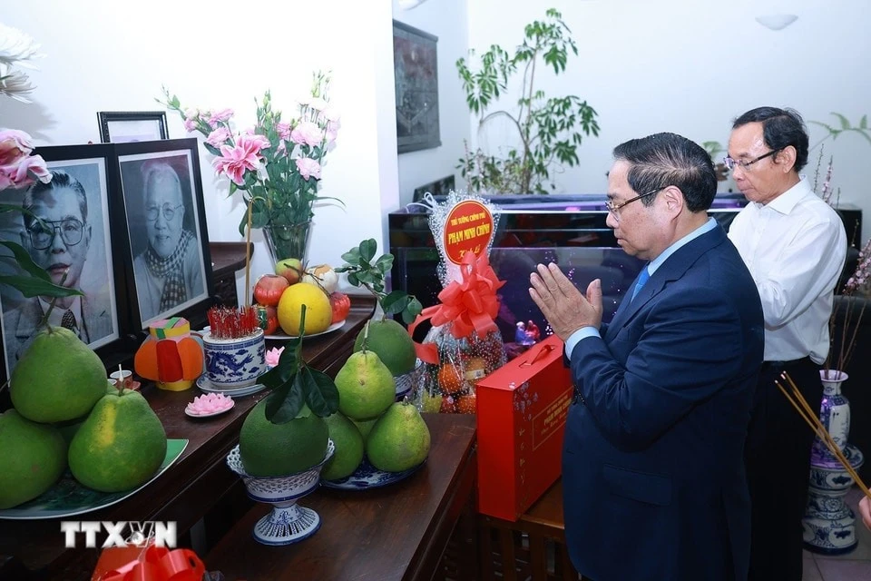 Thủ tướng Phạm Minh Chính dâng hương cố Tổng Bí thư Nguyễn Văn Linh.