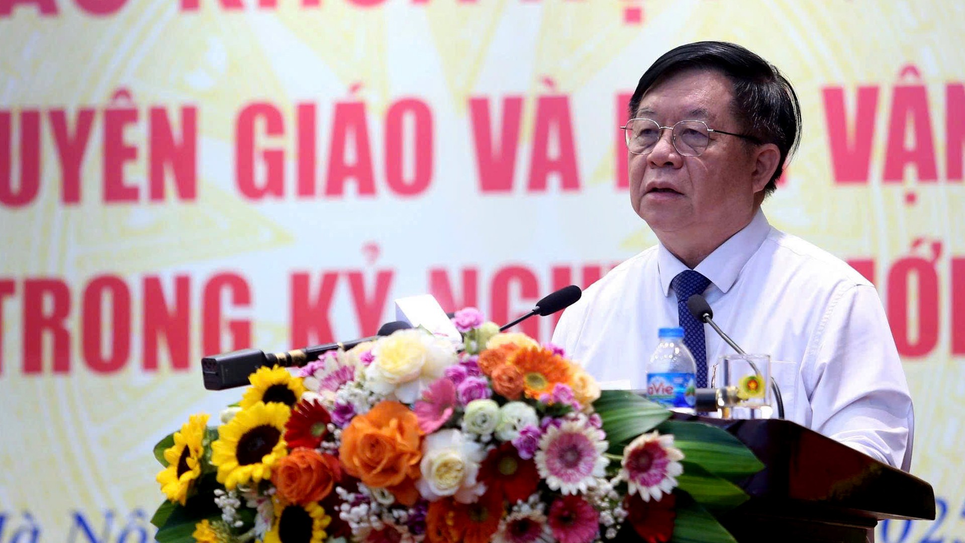 Đồng chí Nguyễn Trọng Nghĩa - Ủy viên Bộ Chính trị, Bí thư Trung ương Đảng, Trưởng Ban Tuyên giáo và Dân vận Trung ương phát biểu bế mạc tại hội thảo. 11-9-tuongthuat5.jpg