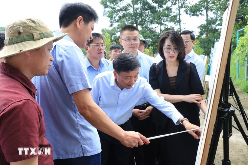 Thứ trưởng Bộ Xây dựng Nguyễn Danh Huy cùng Lãnh đạo UBND tỉnh Lào Cai kiểm tra thực địa vị trí ga Yên Bái. 11-9-lao-cai-duong-sat.jpg