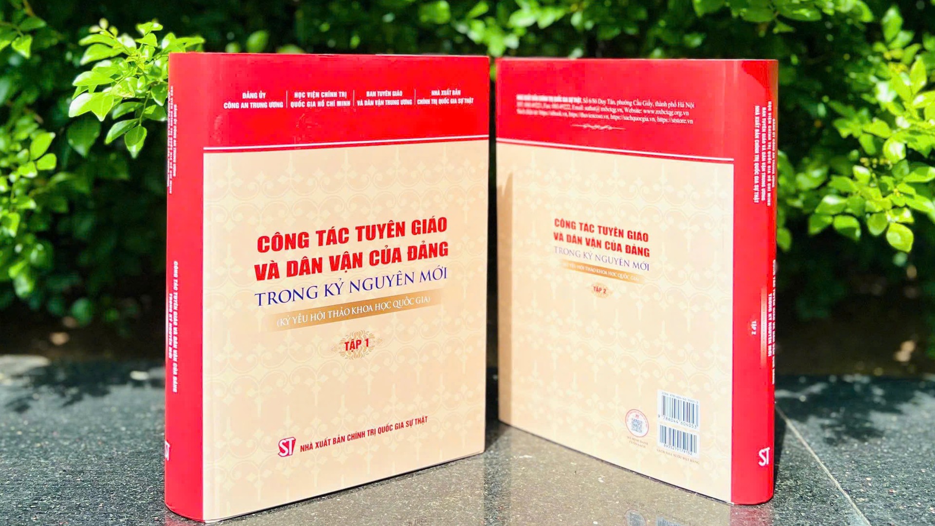 Cuốn sách "Công tác tuyên giáo và dân vận của Đảng trong kỷ nguyên mới" gồm 2 tập, tuyển chọn các bài tham luận đăng trong Kỷ yếu Hội thảo khoa học quốc gia "Công tác tuyên giáo và dân vận của Đảng trong kỷ nguyên mới". 11-9-tuongthuat8.jpg