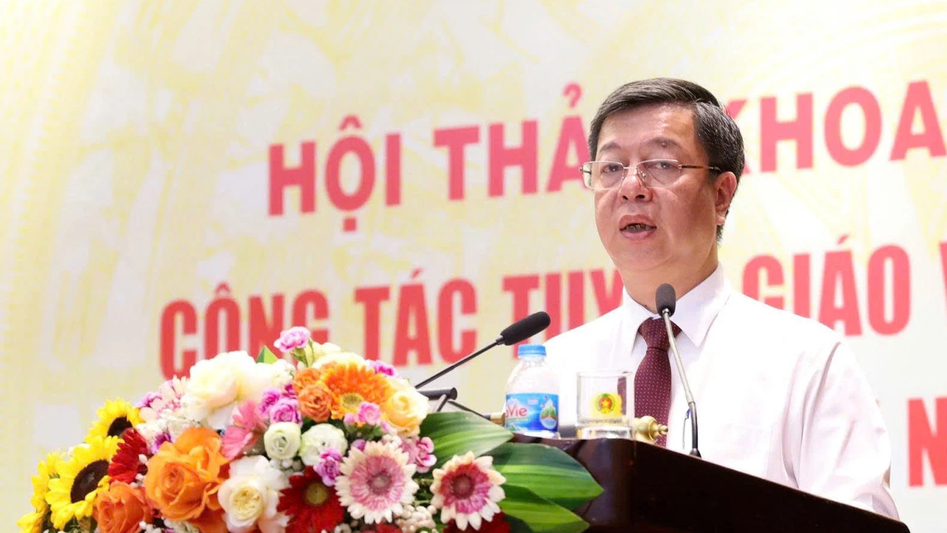 PGS.TS. Vũ Trọng Lâm - Giám đốc - Tổng Biên tập Nhà xuất bản Chính trị quốc gia Sự thật phát biểu chủ trì hội thảo và tham luận với chủ đề “Thời đại số và yêu cầu đổi mới truyền thông chính sách trong kỷ nguyên vươn mình của dân tộc Việt Nam”.