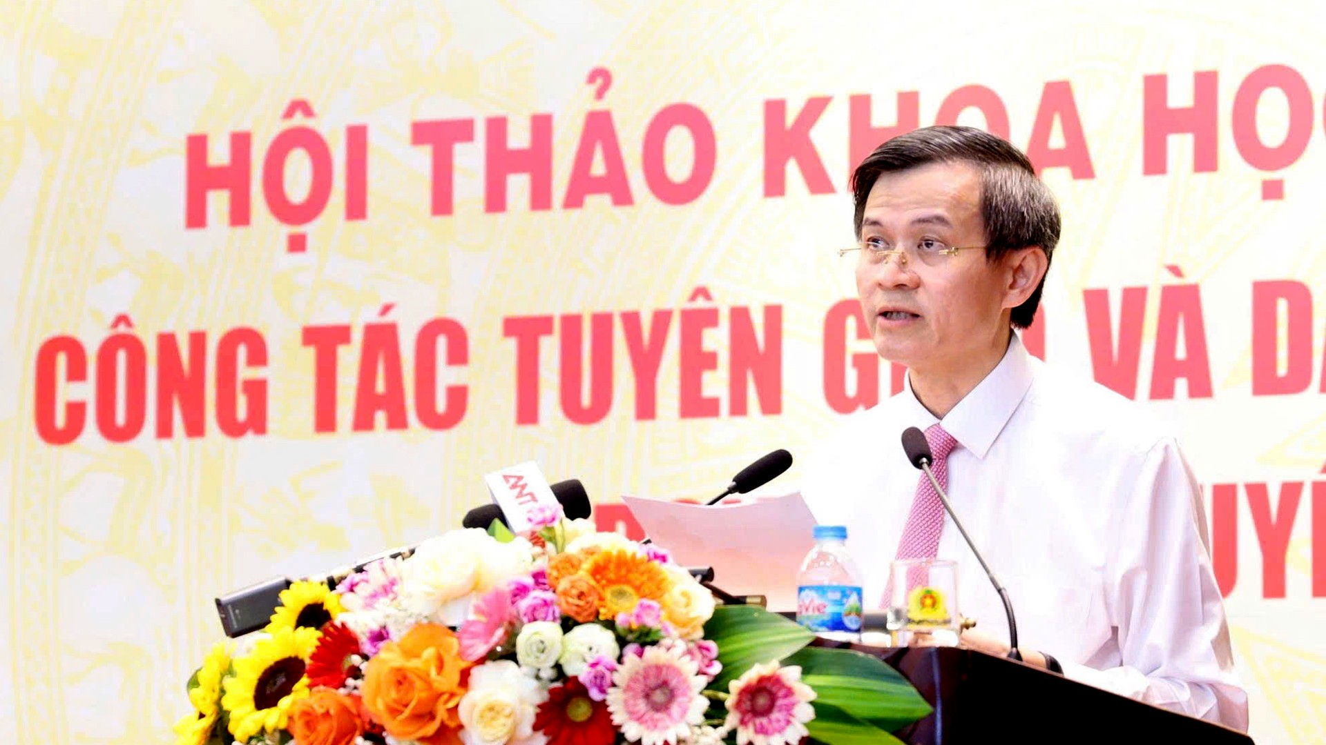 Các đại biểu phát biểu tham luận tại hội thảo. 11-9-tuongthuat11.jpg