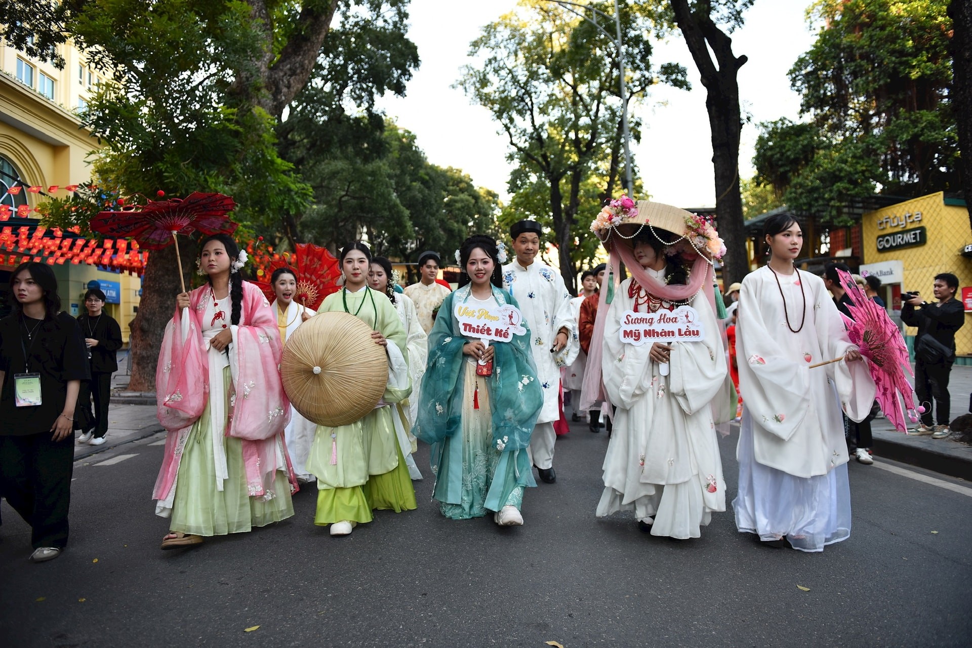 Diễu hành áo dài diễn ra tại phố đi bộ hồ Hoàn Kiếm. Ảnh: Phan Anh.