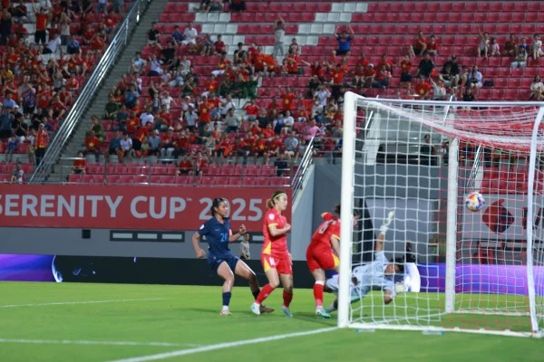 Khung thành ĐT nữ Campuchia liên tục bị các chân sút áo đỏ uy hiếp.