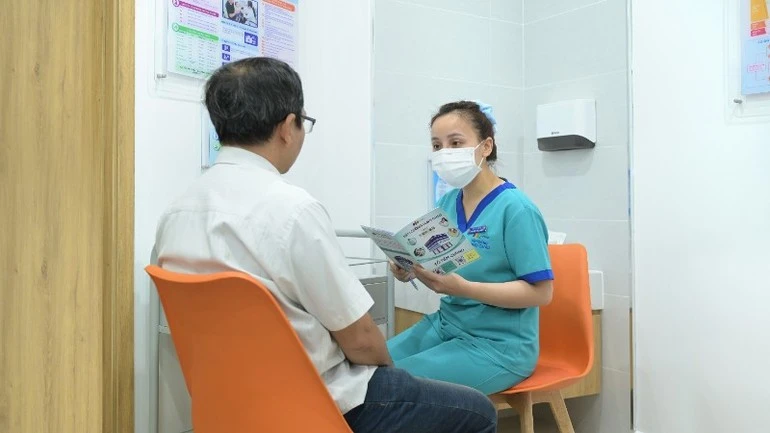 Các bác sĩ khuyến cáo thực hiện tiêm vaccine là biện pháp phòng bệnh hiệu quả cho trẻ em và người lớn.