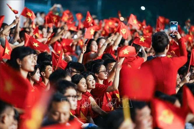 Đông đảo người dân đến thưởng thức chương trình nghệ thuật tại điểm cầu Quảng trường Ba Đình (Hà Nội).