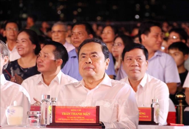 Chủ tịch Quốc hội Trần Thanh Mẫn dự chương trình tại điểm cầu Thành phố Hồ Chí Minh. Chủ tịch Quốc hội Trần Thanh Mẫn dự chương trình tại điểm cầu Thành phố Hồ Chí Minh.