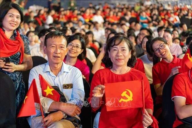 Người dân Thủ đô đến thưởng tthức chương trình nghệ thuật đặc sắc.